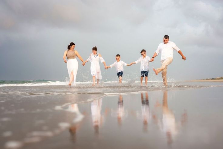 cute family beach photo ideas