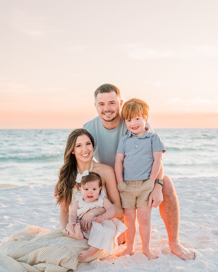 cute family beach photo ideas