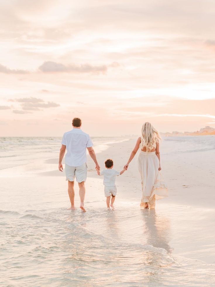 cute family beach photo ideas