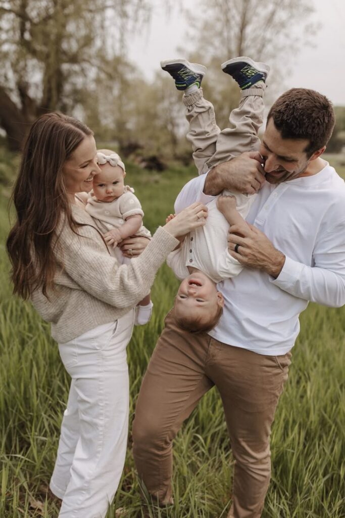 creative family photo ideas