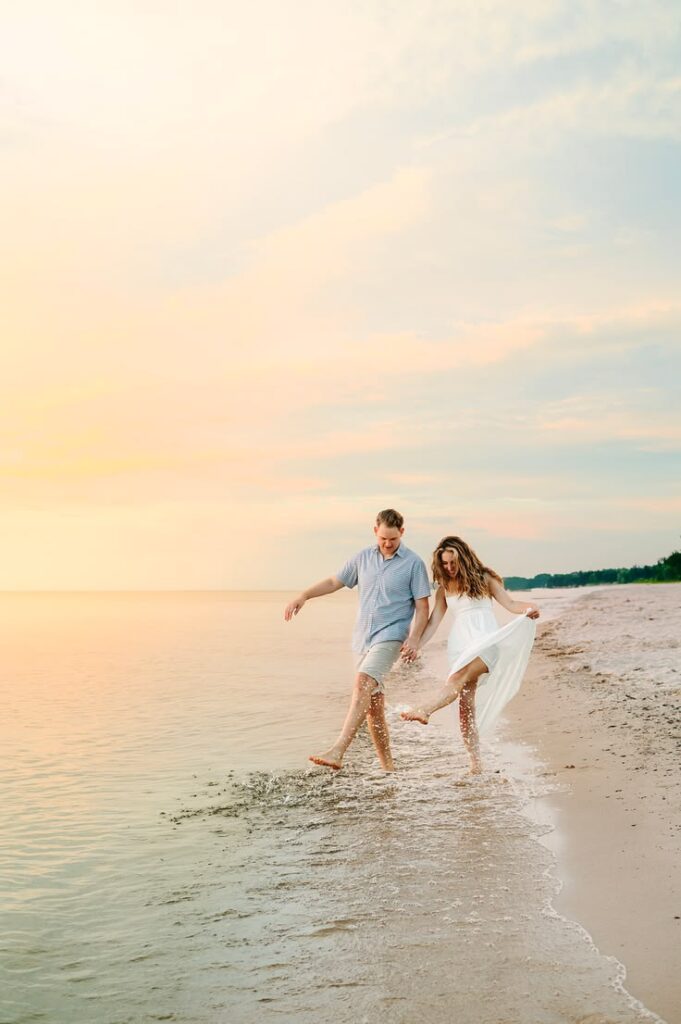 couple beach photo ideas