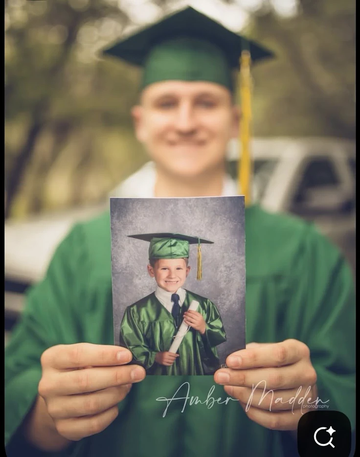 unique graduation photo ideas