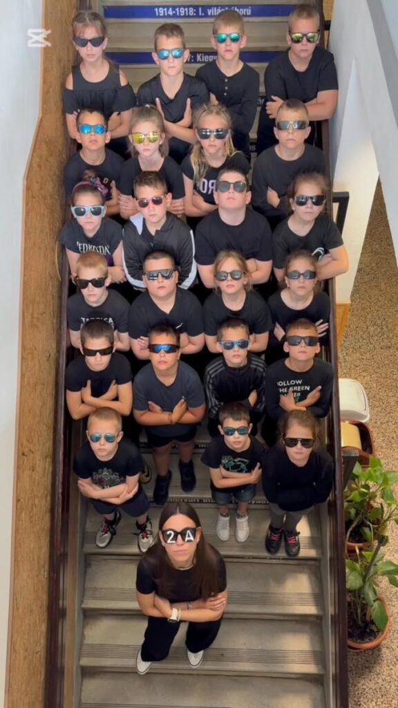 creative large group photo ideas