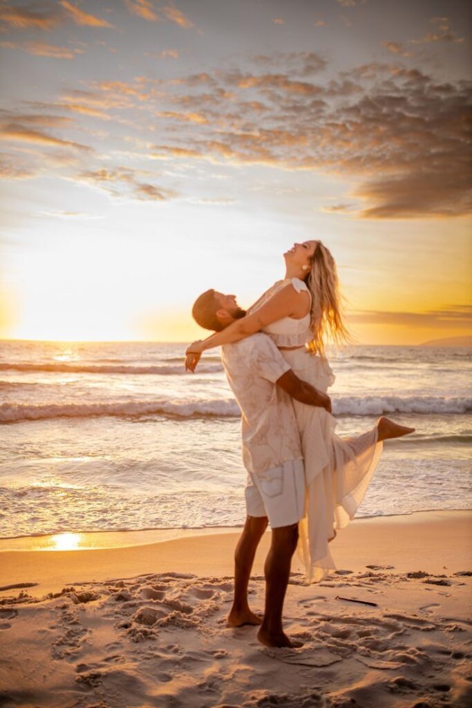 beach photo ideas for couples