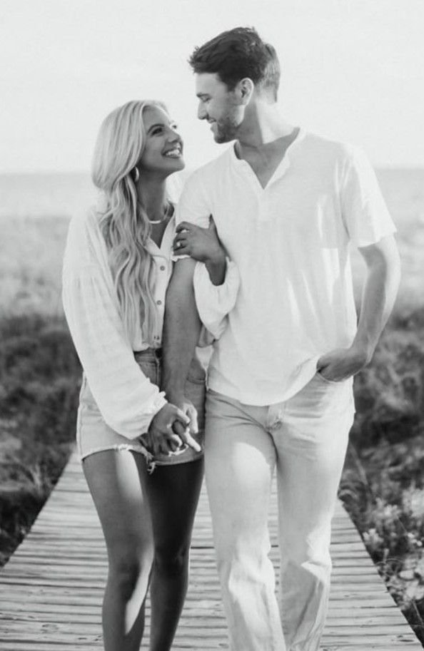beach engagement photo ideas