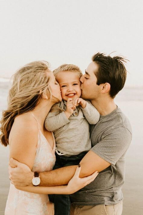 cute family beach photo ideas
