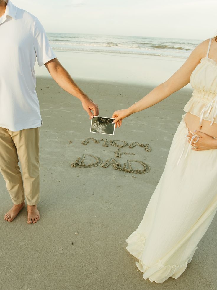 beach maternity photo ideas