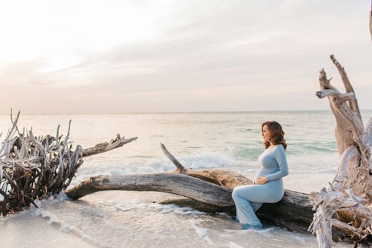 beach maternity photo ideas