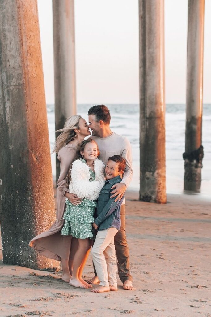 cute family beach photo ideas