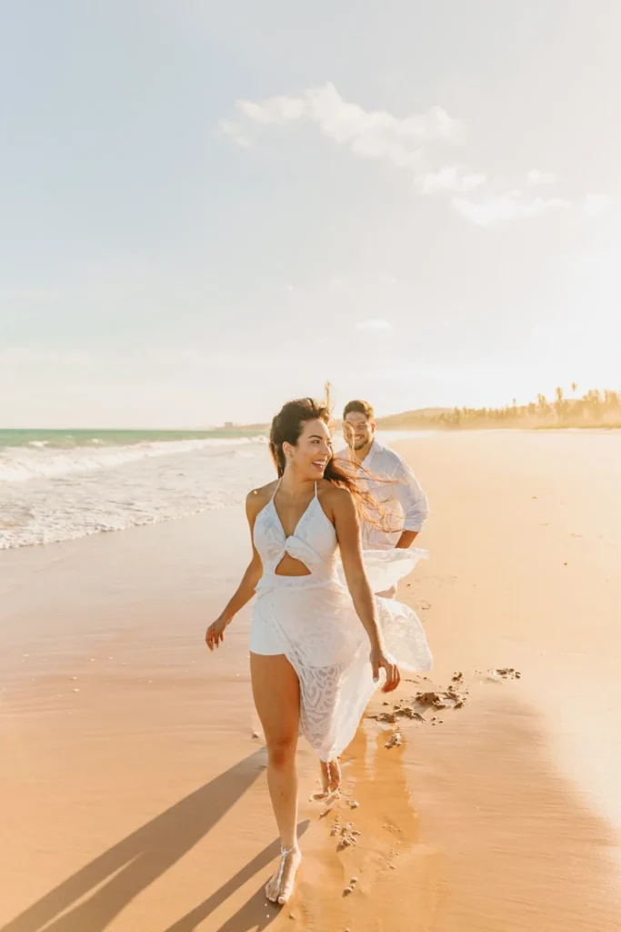 beach photo ideas for couples
