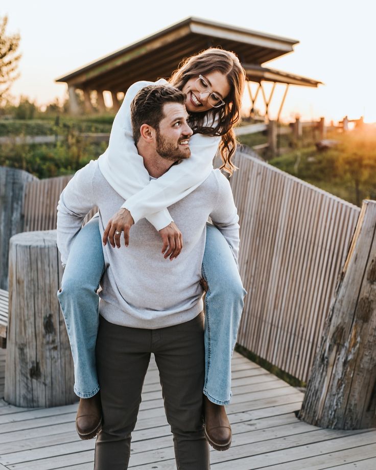 couple fall photo ideas