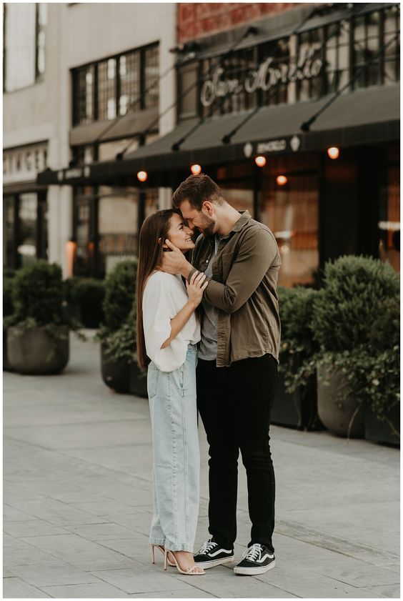 casual engagement photo outfit ideas
