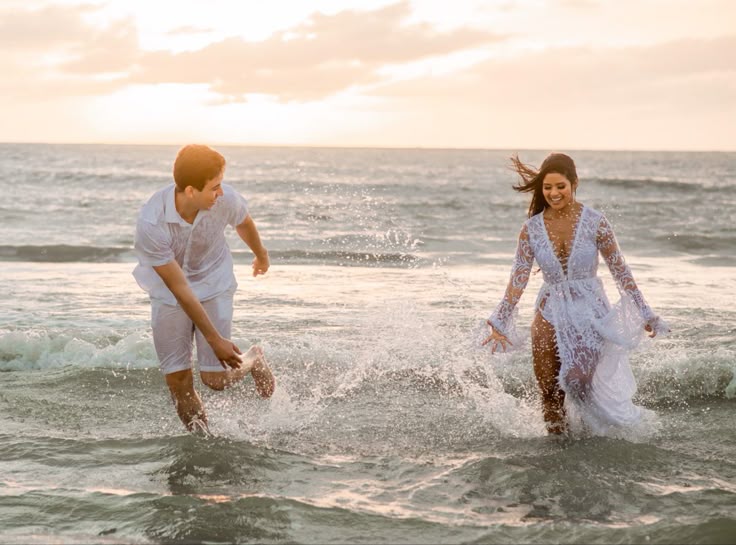 beach photo ideas for couples