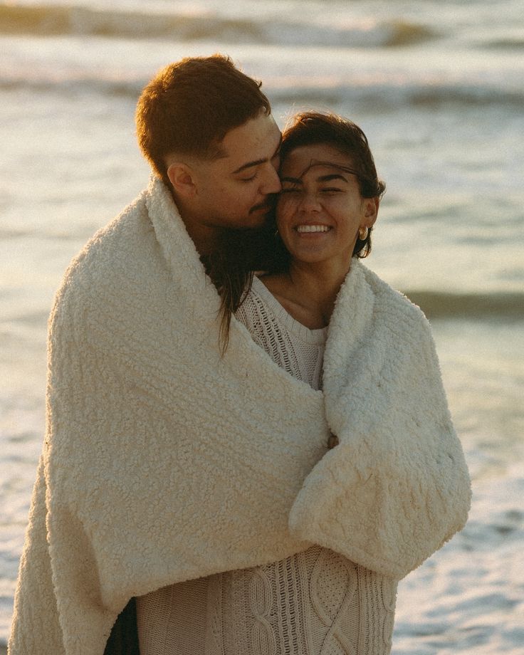 beach photo ideas for couples