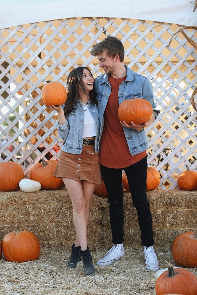 couple fall photo ideas