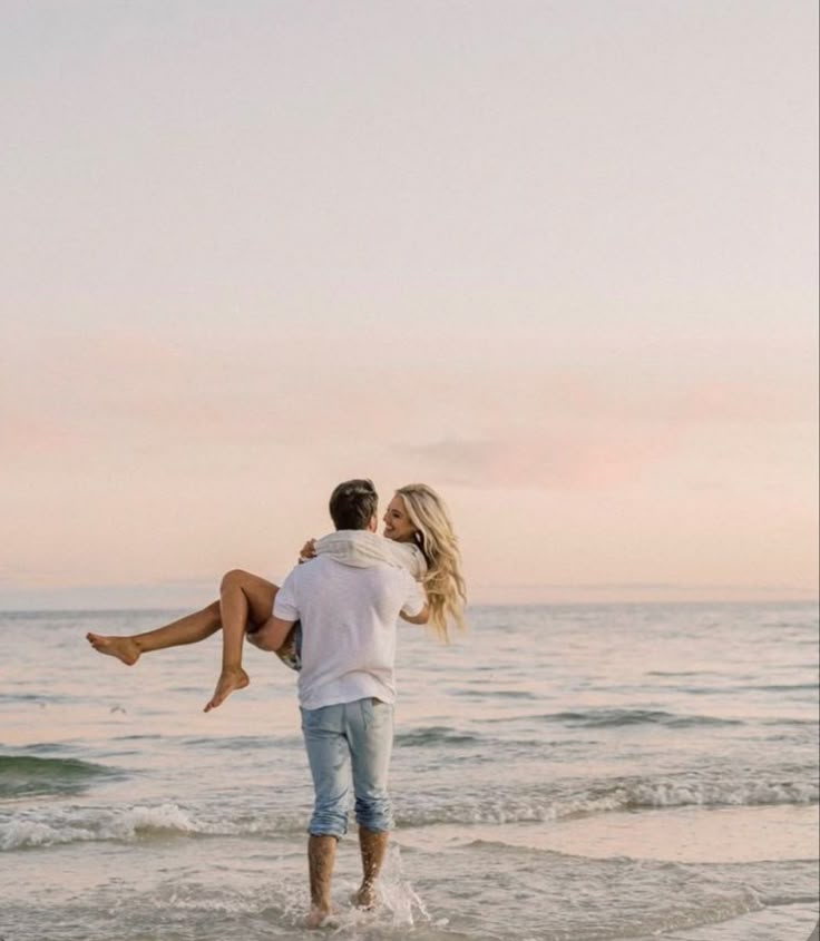 couple beach photo ideas