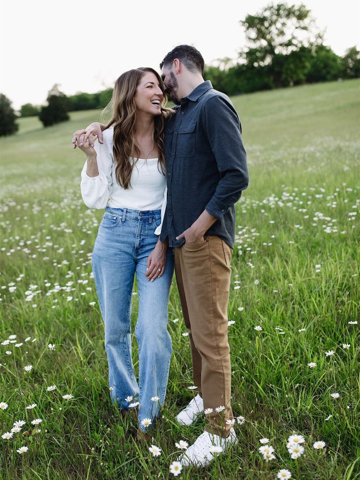 casual engagement photo outfit ideas