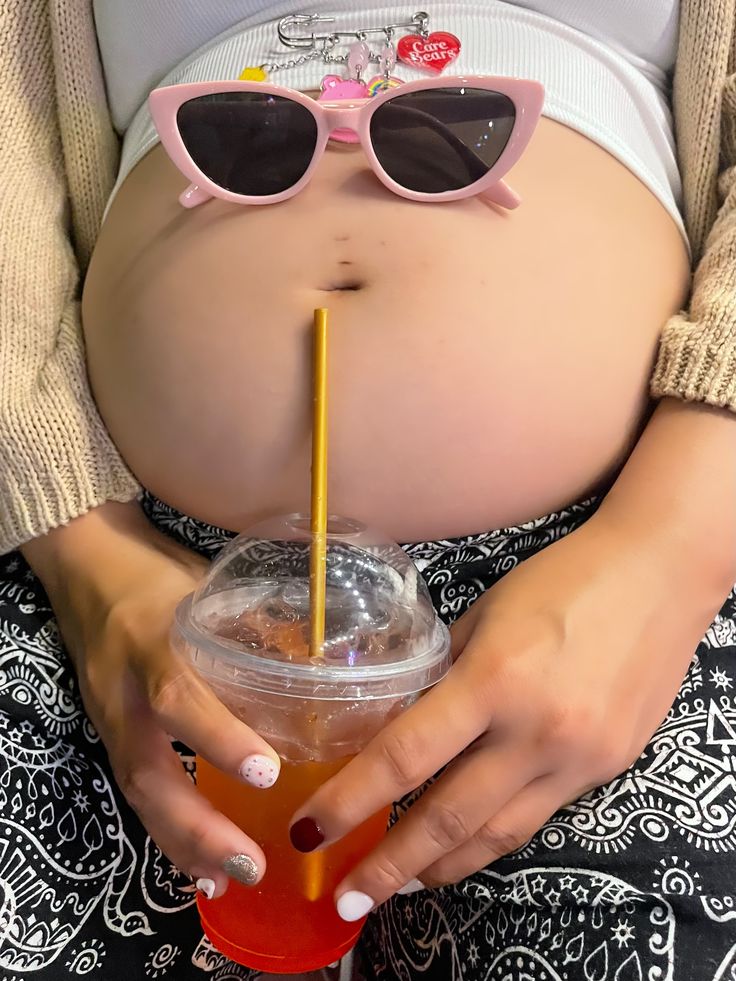 cute maternity photo ideas