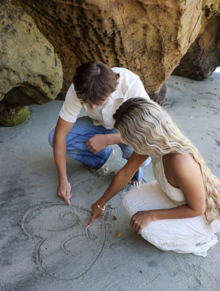beach photo ideas for couples