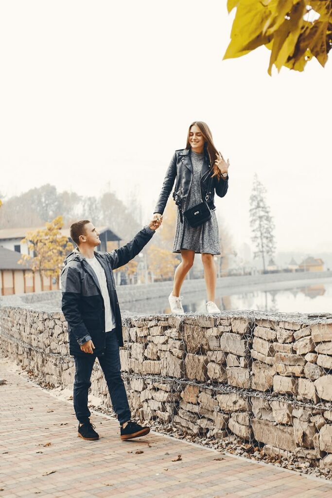couple fall photo ideas