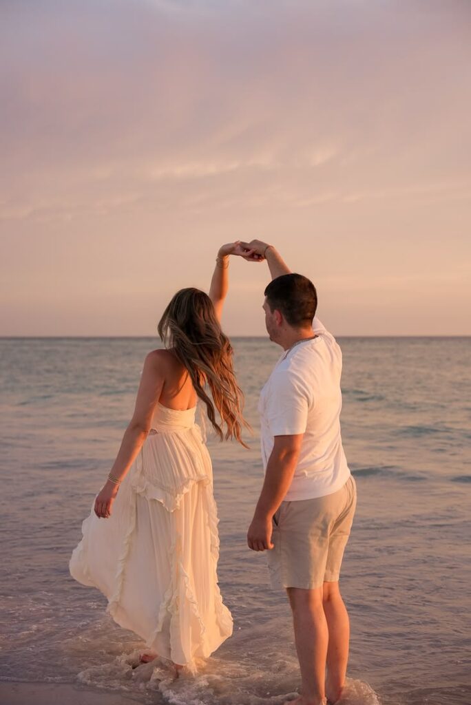 couple beach photo ideas