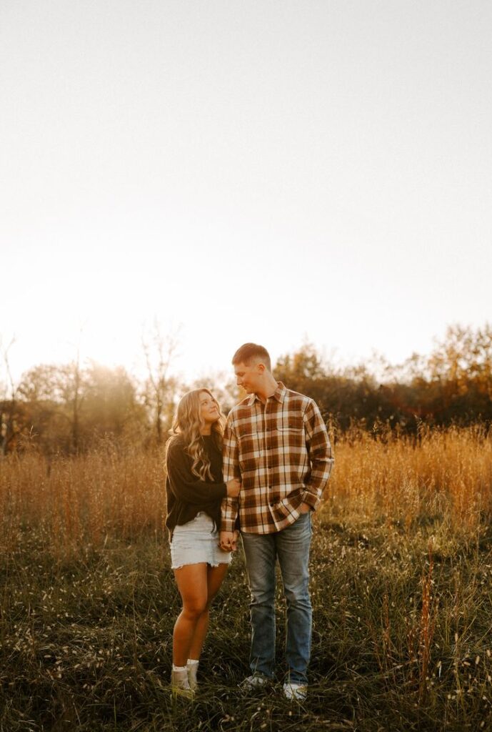 couple fall photo ideas