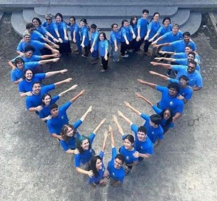creative large group photo ideas