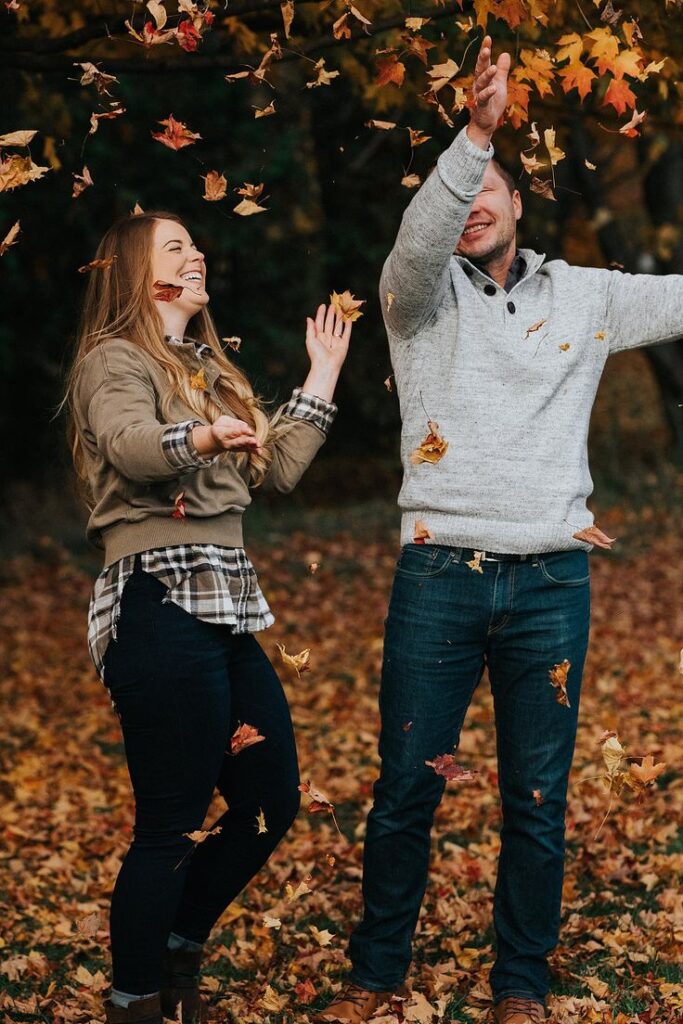 couple fall photo ideas