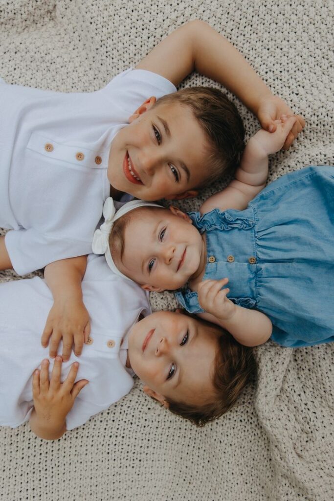 cute sibling photo ideas